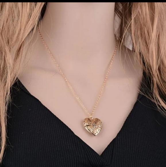 Heart locket Necklace - Picture 3 of 8